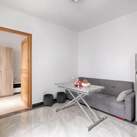 Residor - Cozy In The 19th District